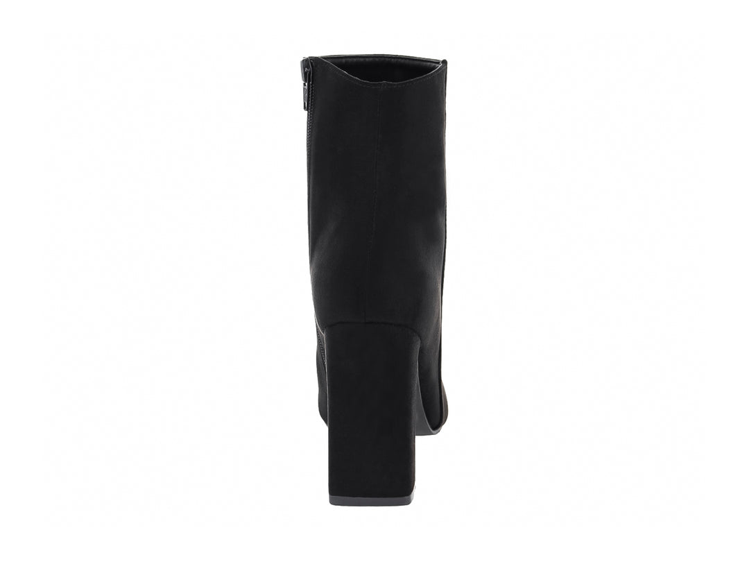 Botín negro de gamuza con tacón cuadrado y punta afilada.