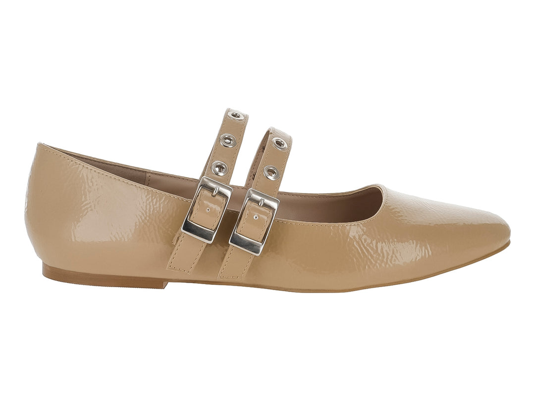 Zapato plano color beige de charol brillante con dos correas y hebillas plateadas.