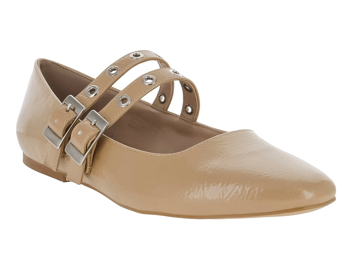 Zapato plano color beige de charol brillante con dos correas y hebillas plateadas.