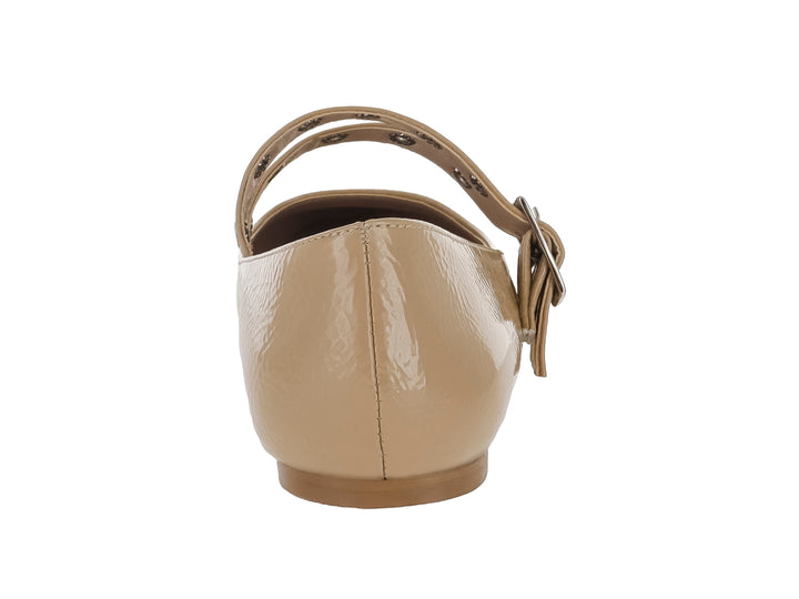 Zapato plano color beige de charol brillante con dos correas y hebillas plateadas.