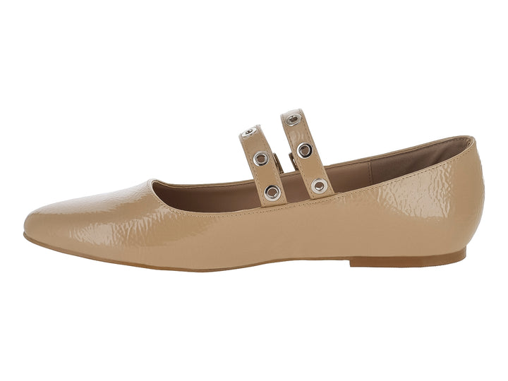 Zapato plano color beige de charol brillante con dos correas y hebillas plateadas.