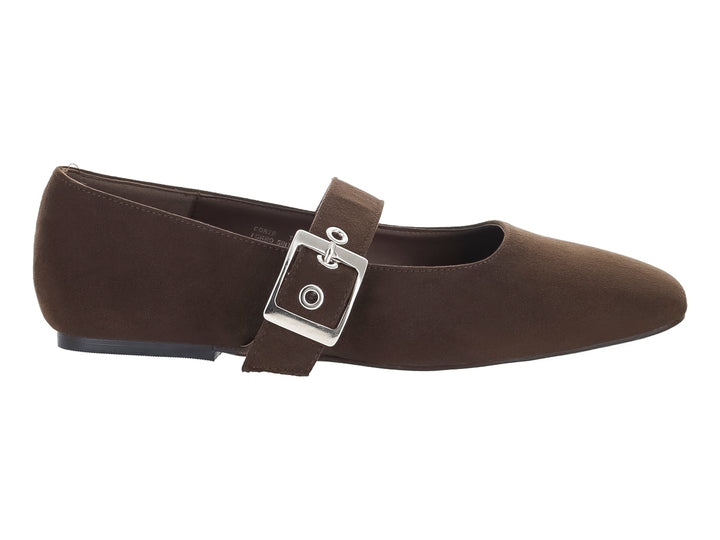 Zapato plano de gamuza color café con una correa y hebilla plateada en el empeine.
