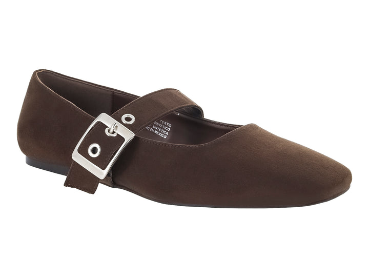 Zapato plano de gamuza color café con una correa y hebilla plateada en el empeine.