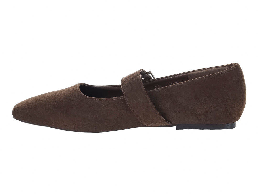Zapato plano de gamuza color café con una correa y hebilla plateada en el empeine.