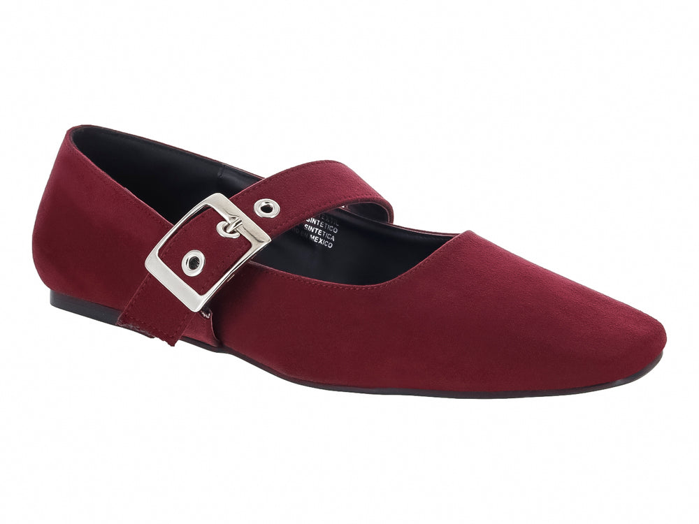 Zapato plano de gamuza color vino con correa y hebilla plateada.