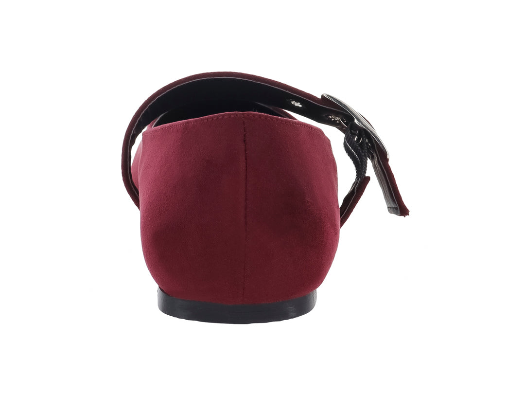 Zapato plano de gamuza color vino con correa y hebilla plateada.