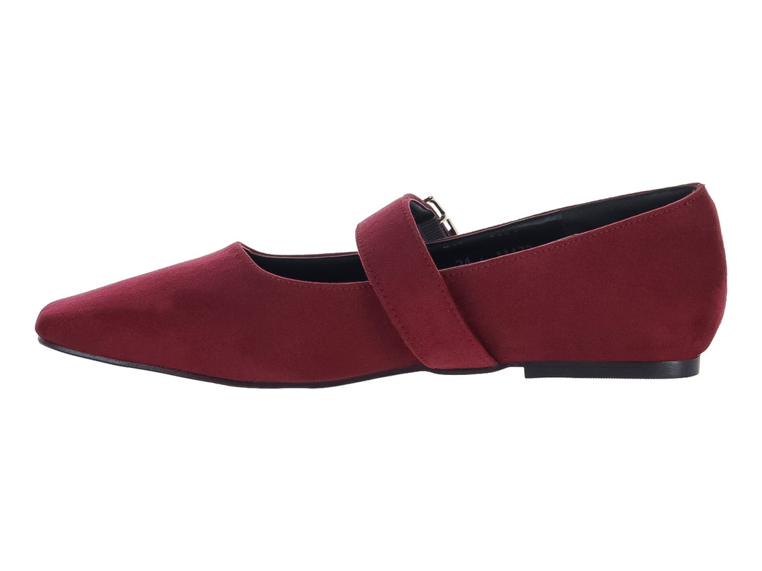 Zapato plano de gamuza color vino con correa y hebilla plateada.