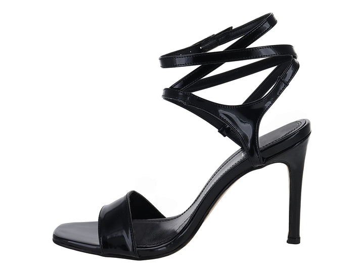 Sandalia de tacón alto color negro charol con tiras cruzadas al tobillo.