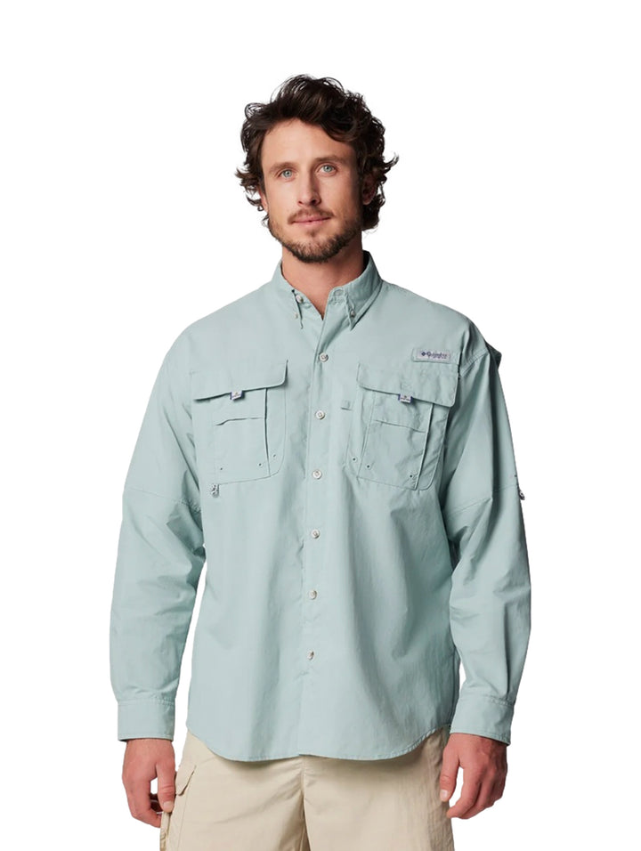 Hombre vistiendo una camisa Columbia PFG de manga larga en color azul claro con bolsillos frontales.