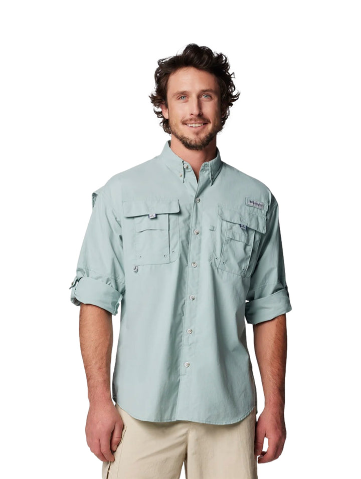 Hombre vistiendo una camisa Columbia PFG de manga larga en color azul claro con bolsillos frontales.