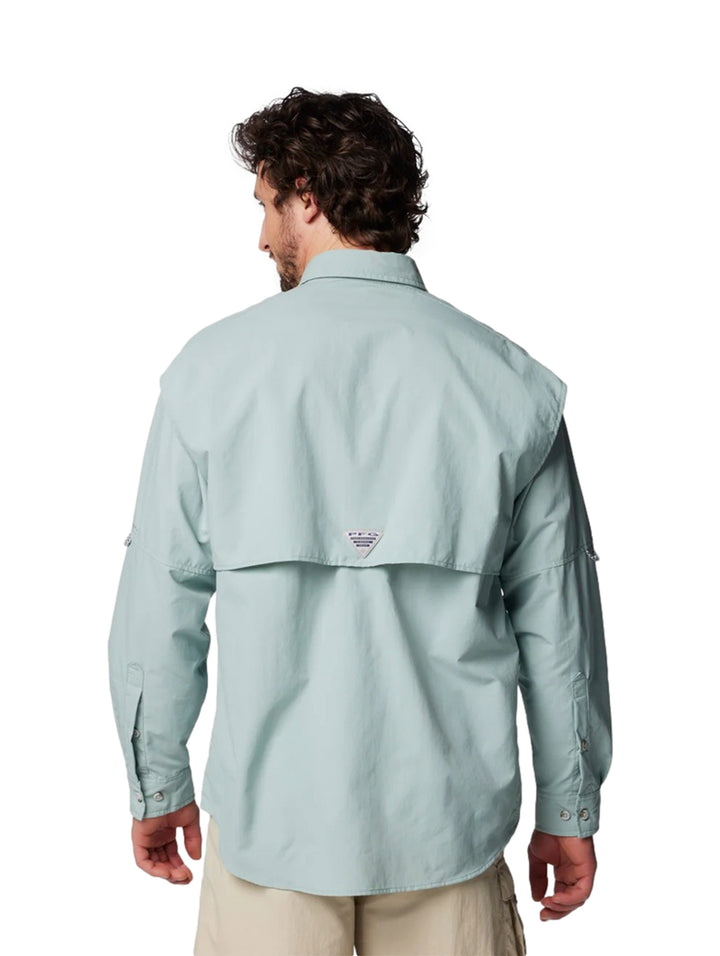 Hombre vistiendo una camisa Columbia PFG de manga larga en color azul claro con bolsillos frontales.