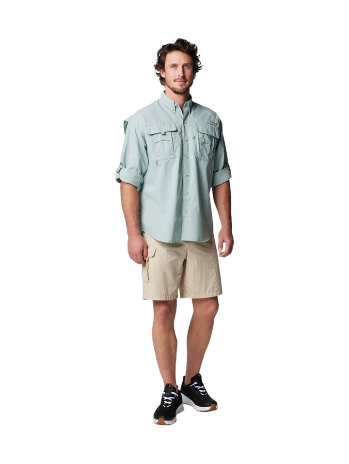 Hombre vistiendo una camisa Columbia PFG de manga larga en color azul claro con bolsillos frontales.