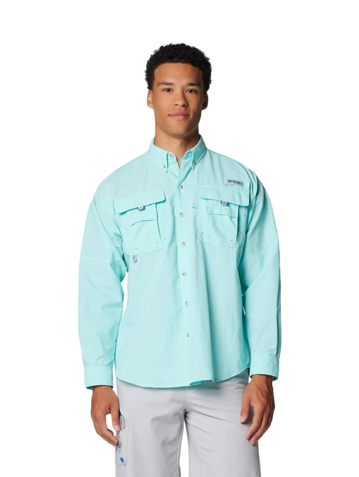 Hombre vistiendo una camisa Columbia PFG de manga larga en color azul claro Gulf Stream con bolsillos frontales.