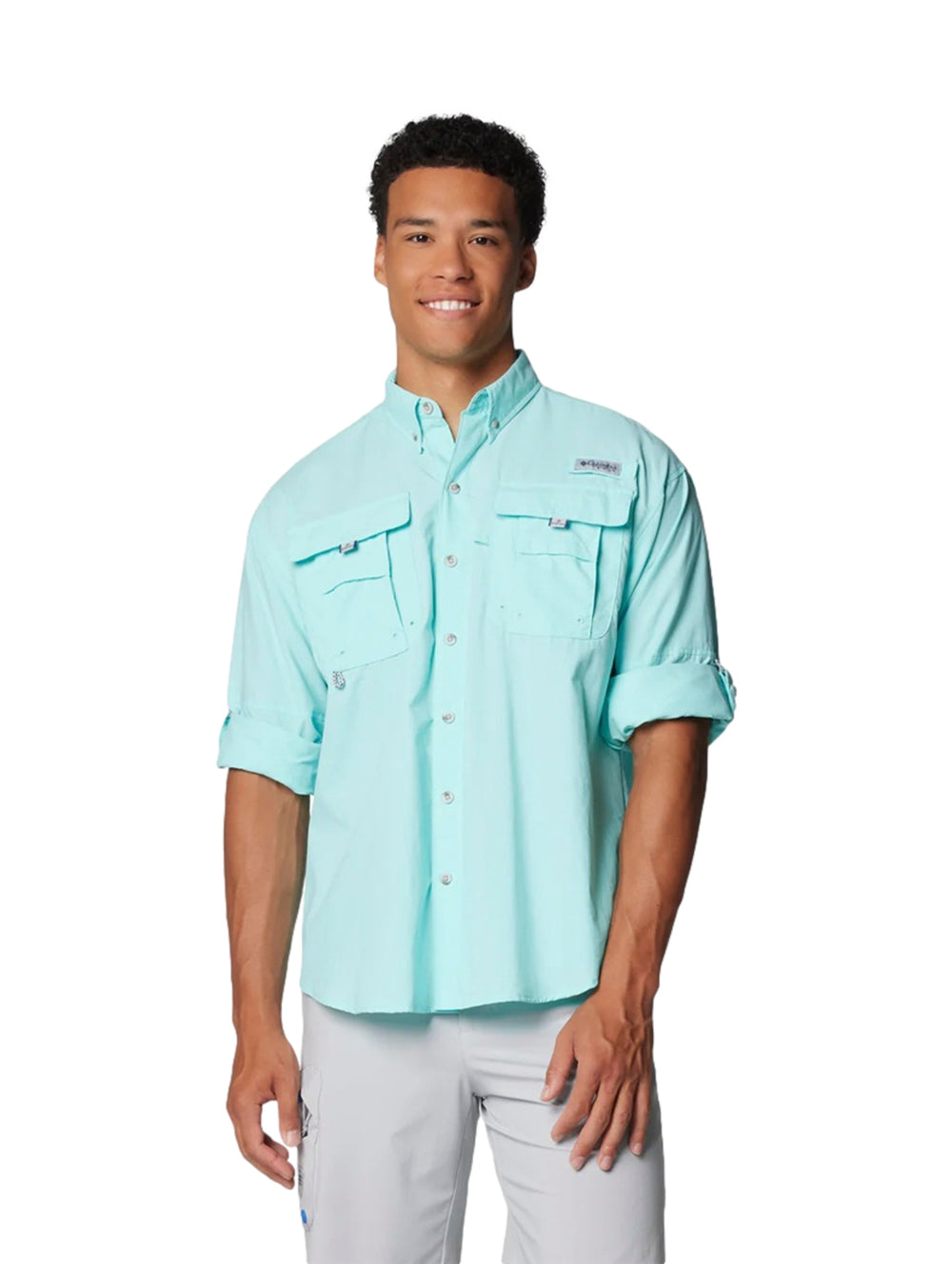 Hombre vistiendo una camisa Columbia PFG de manga larga en color azul claro Gulf Stream con bolsillos frontales.