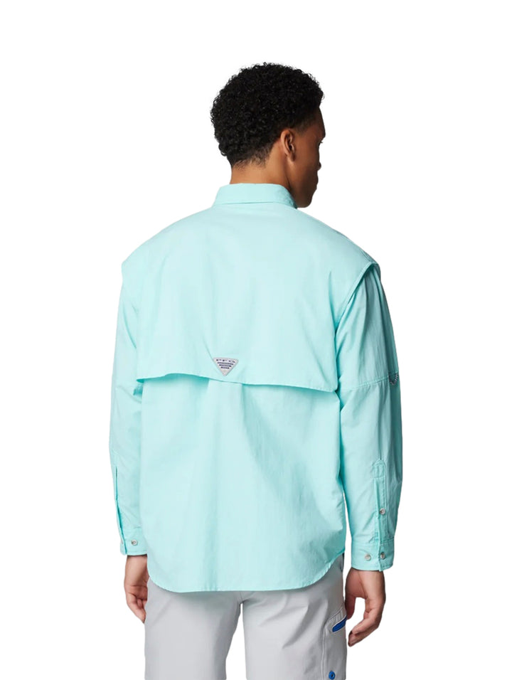 Hombre vistiendo una camisa Columbia PFG de manga larga en color azul claro Gulf Stream con bolsillos frontales.