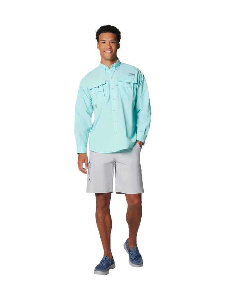 Hombre vistiendo una camisa Columbia PFG de manga larga en color azul claro Gulf Stream con bolsillos frontales.
