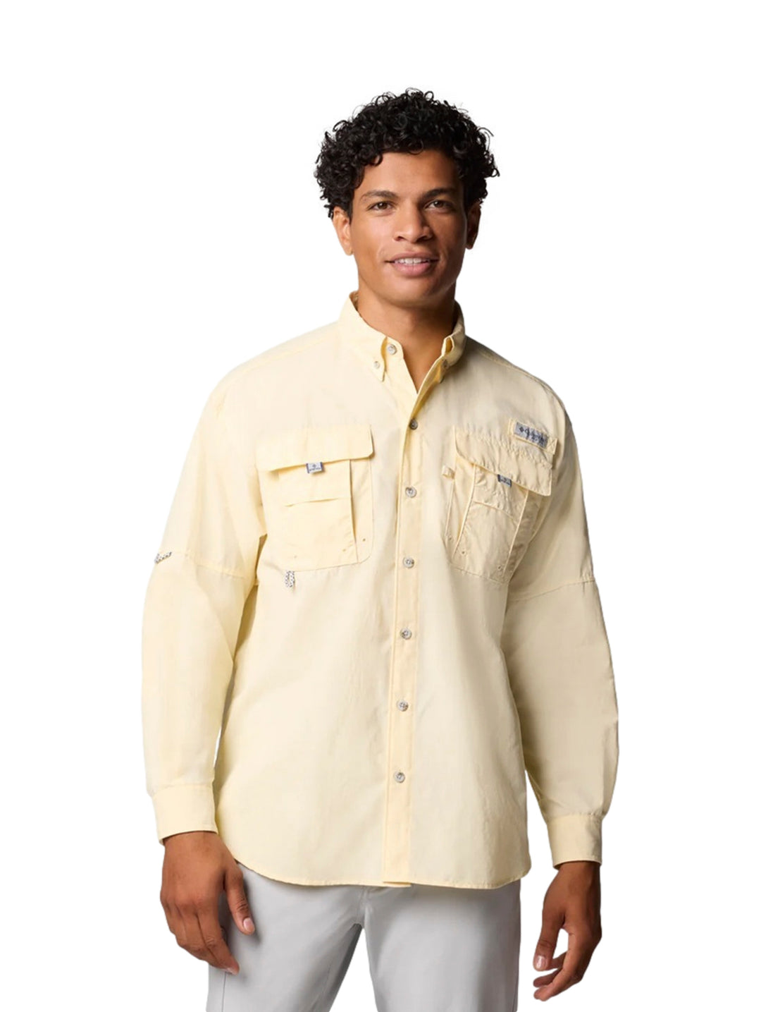 Hombre vistiendo una camisa Columbia de manga larga en color amarillo claro con bolsillos frontales.
