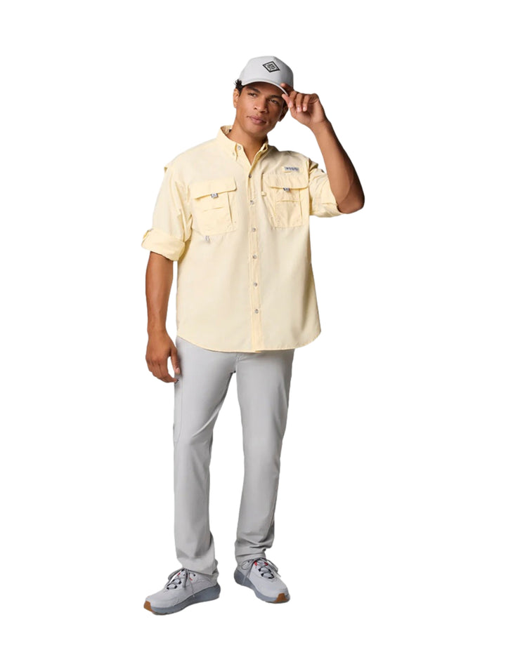 Hombre vistiendo una camisa Columbia de manga larga en color amarillo claro con bolsillos frontales.