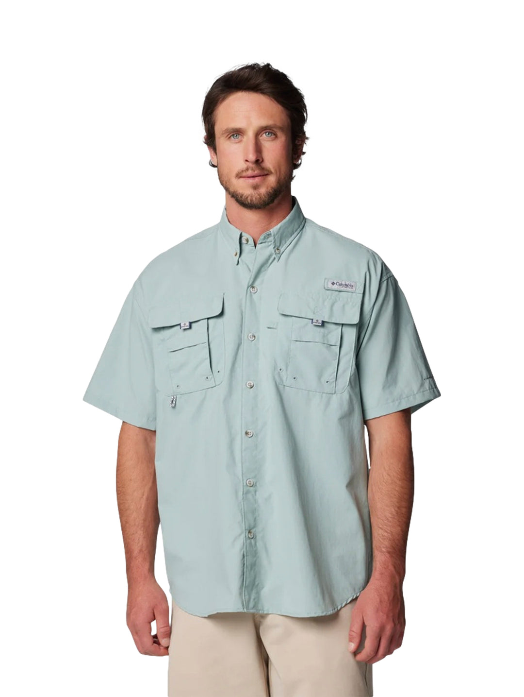 Hombre vistiendo camisa Columbia PFG Bahama II de manga corta en color azul claro con bolsillos frontales.
