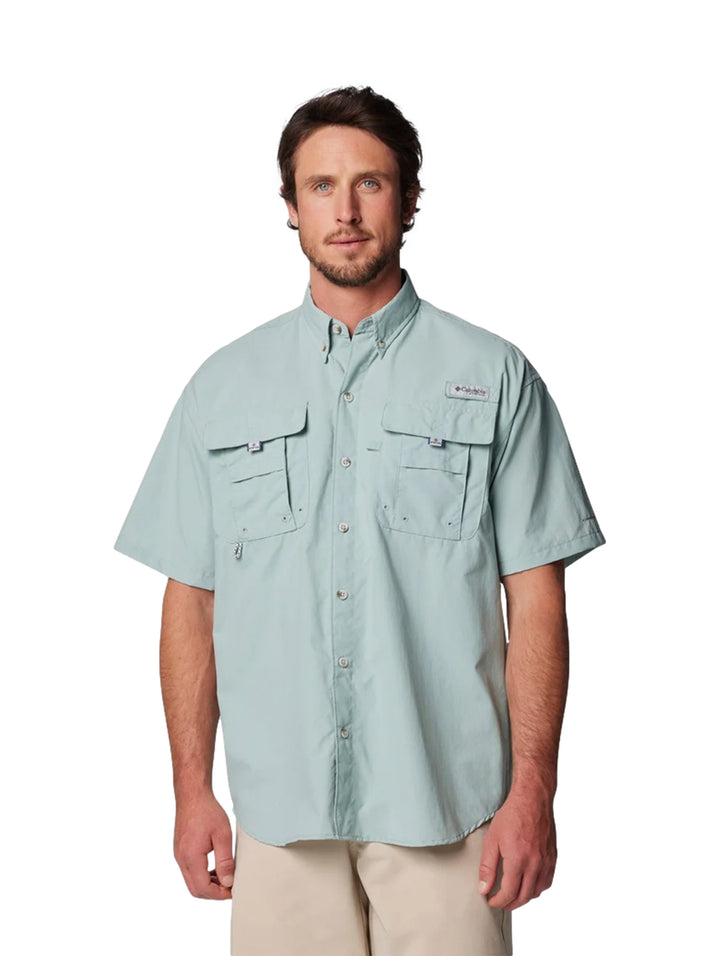 Hombre vistiendo camisa Columbia PFG Bahama II de manga corta en color azul claro con bolsillos frontales.