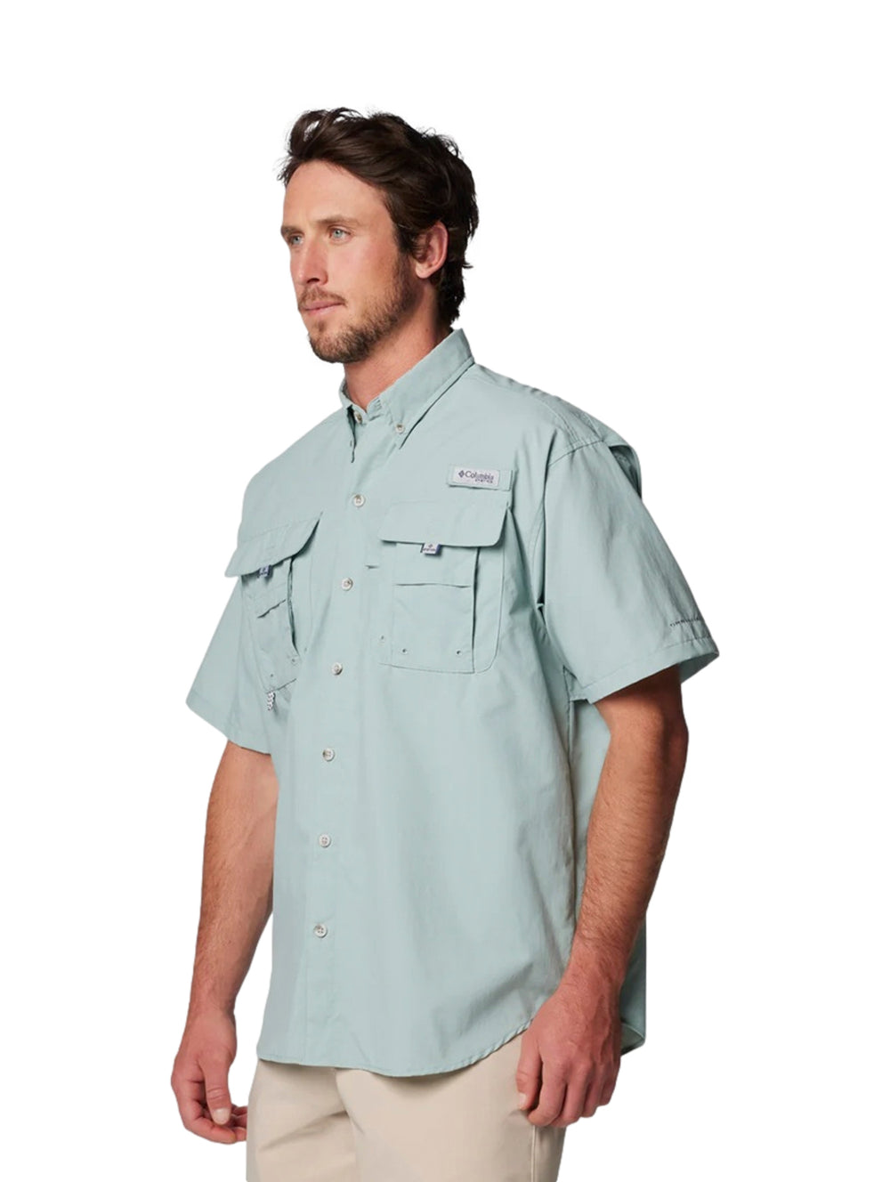 Hombre vistiendo camisa Columbia PFG Bahama II de manga corta en color azul claro con bolsillos frontales.