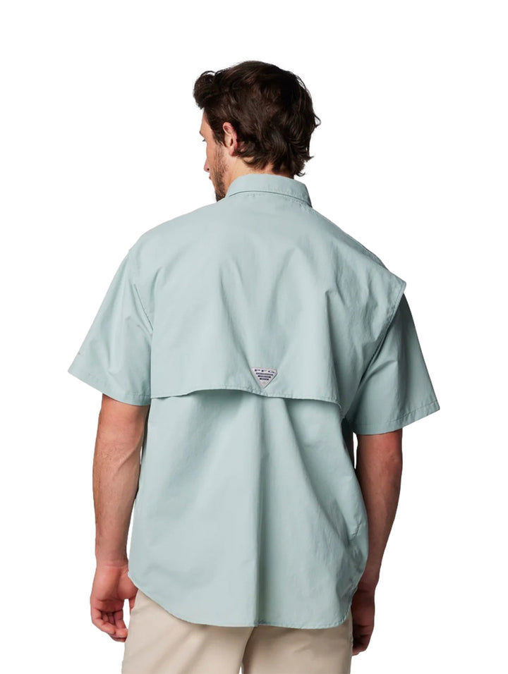 Hombre vistiendo camisa Columbia PFG Bahama II de manga corta en color azul claro con bolsillos frontales.