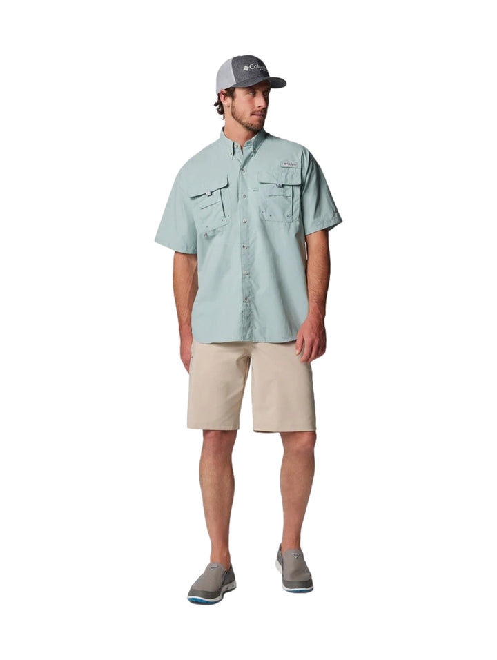 Hombre vistiendo camisa Columbia PFG Bahama II de manga corta en color azul claro con bolsillos frontales.