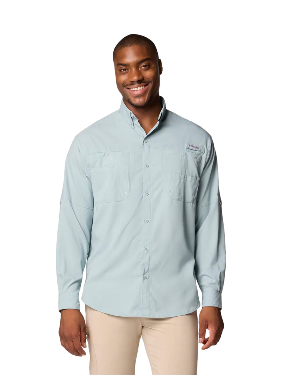 Hombre usando camisa Columbia Tamiami II de manga larga en color azul claro.