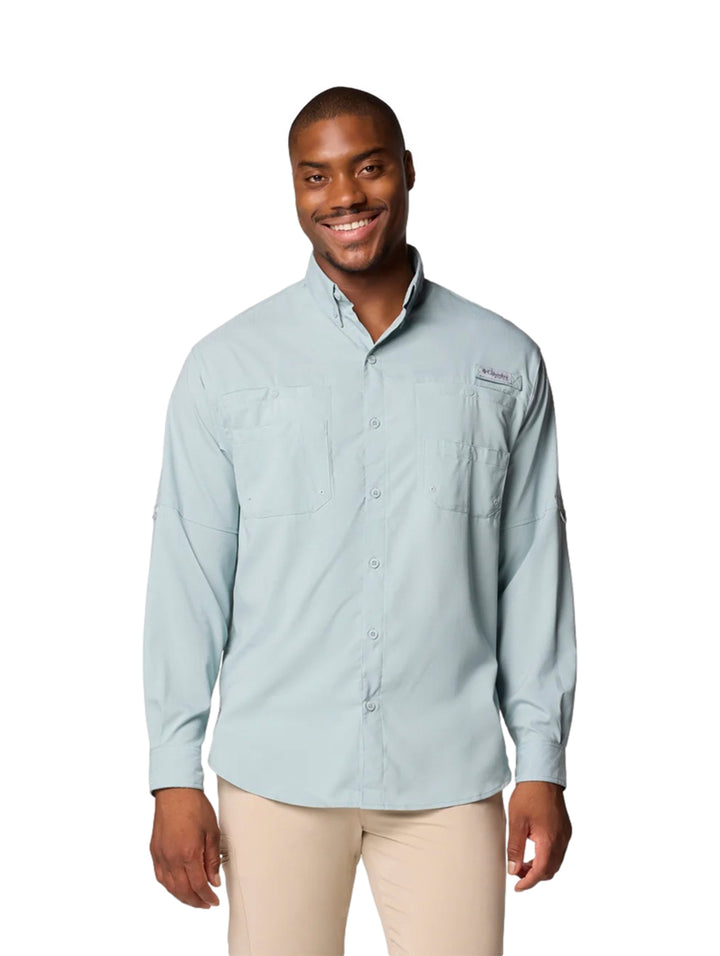 Hombre usando camisa Columbia Tamiami II de manga larga en color azul claro.
