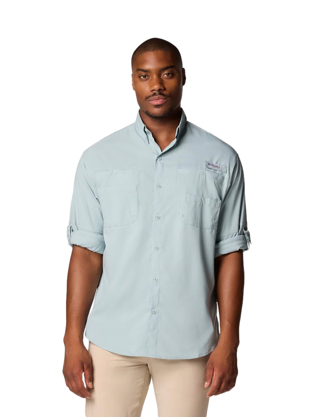 Hombre usando camisa Columbia Tamiami II de manga larga en color azul claro.