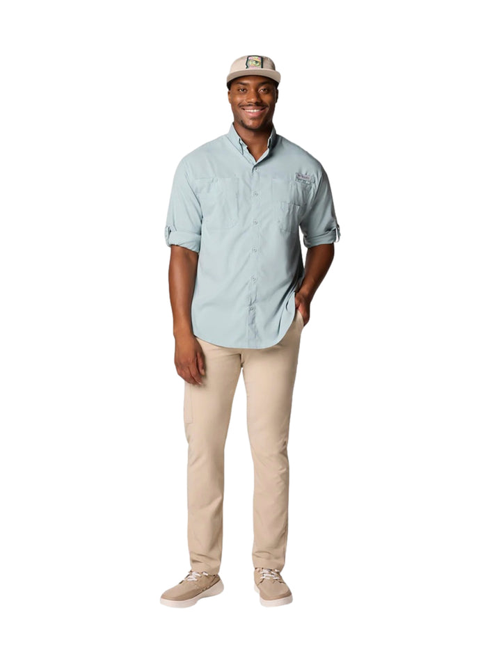 Hombre usando camisa Columbia Tamiami II de manga larga en color azul claro.