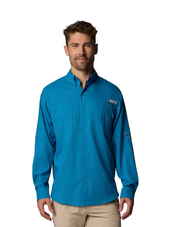 Hombre vistiendo una camisa Columbia P.F.G. Tamiami II de manga larga en color azul echo con bolsillos frontales.