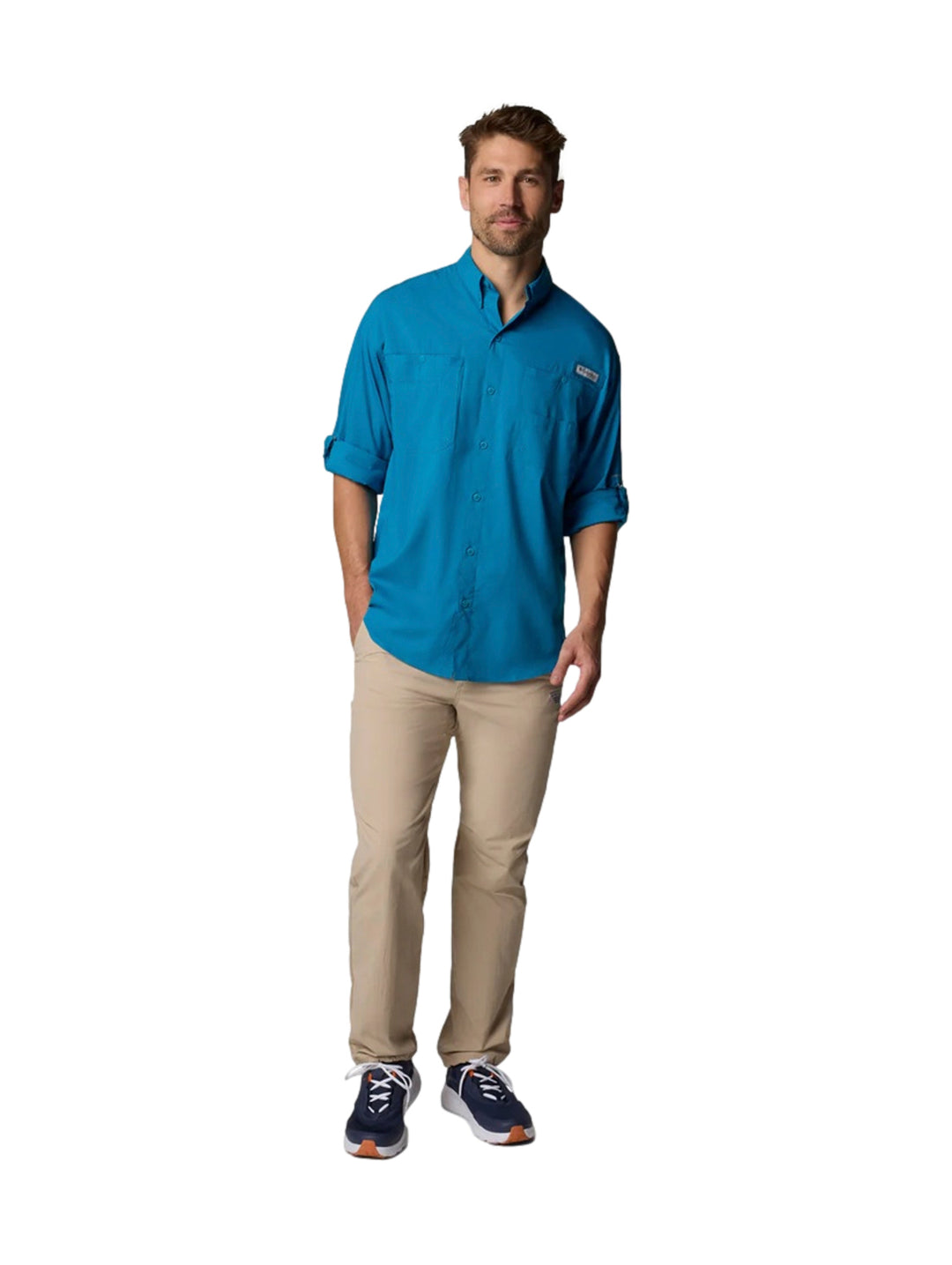 Hombre vistiendo una camisa Columbia P.F.G. Tamiami II de manga larga en color azul echo con bolsillos frontales.