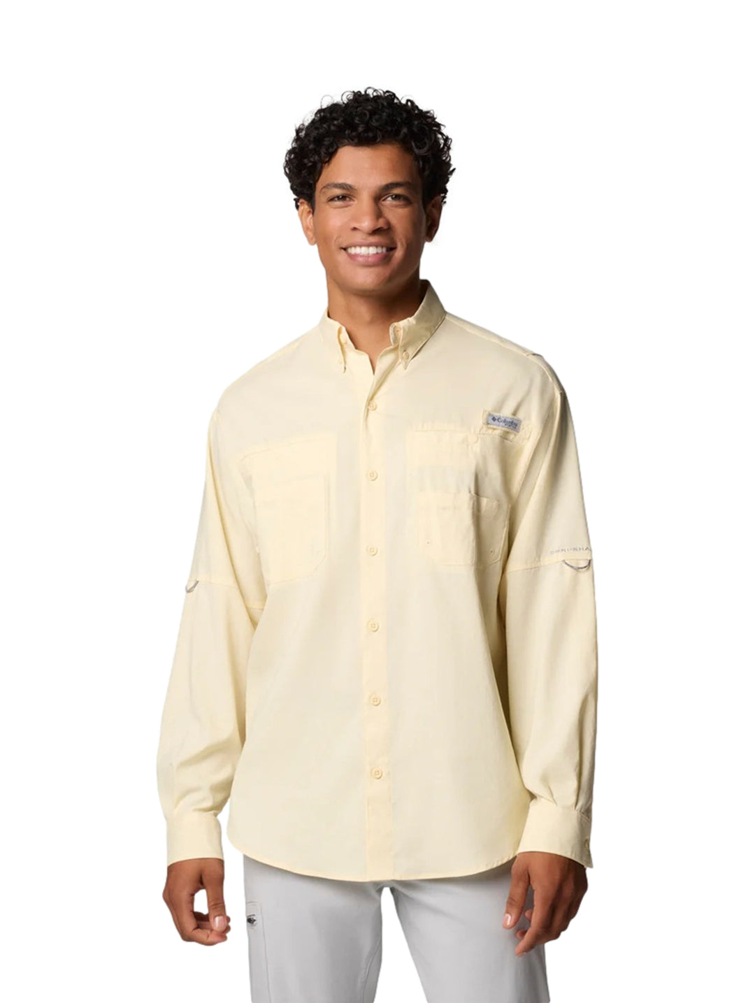 Hombre vistiendo una camisa Columbia de manga larga en color amarillo pálido con bolsillos frontales.