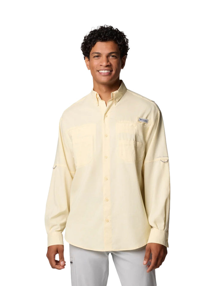 Hombre vistiendo una camisa Columbia de manga larga en color amarillo pálido con bolsillos frontales.