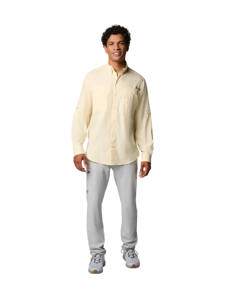 Hombre vistiendo una camisa Columbia de manga larga en color amarillo pálido con bolsillos frontales.