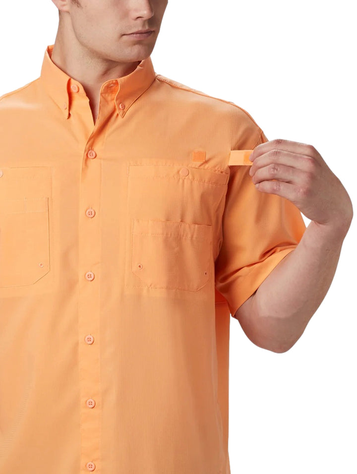 Camisa Columbia PFG de manga corta en color naranja Bright Nectar con bolsillos frontales y cuello.
