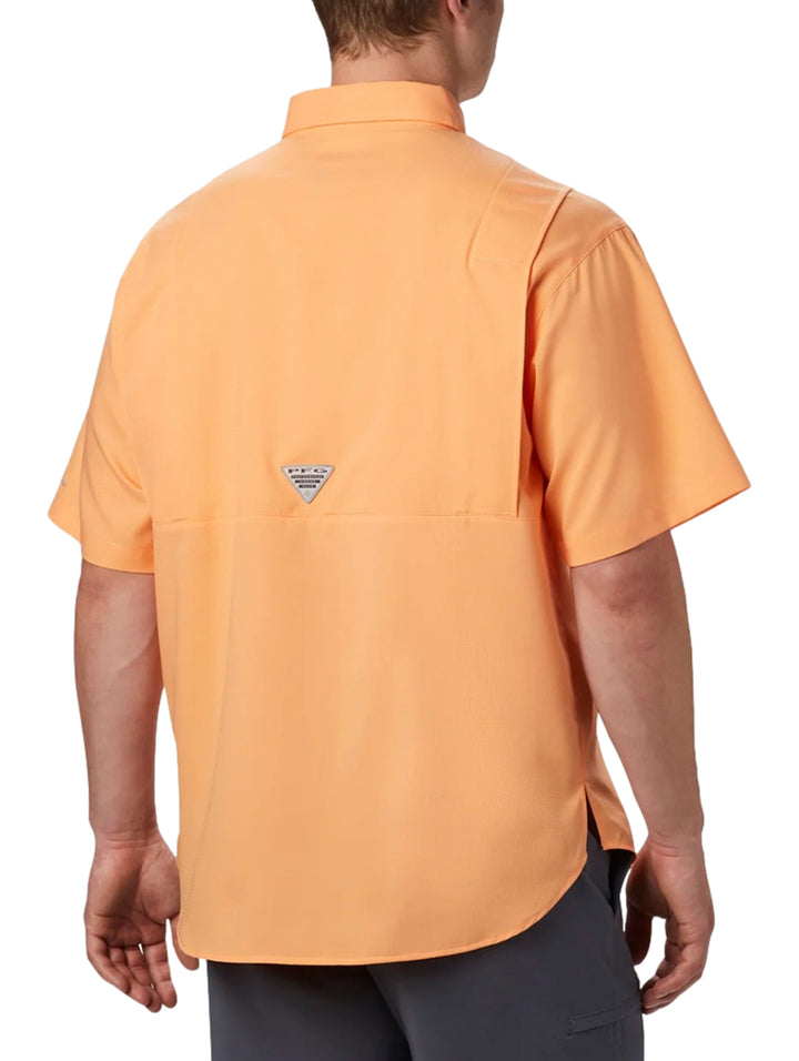 Camisa Columbia PFG de manga corta en color naranja Bright Nectar con bolsillos frontales y cuello.