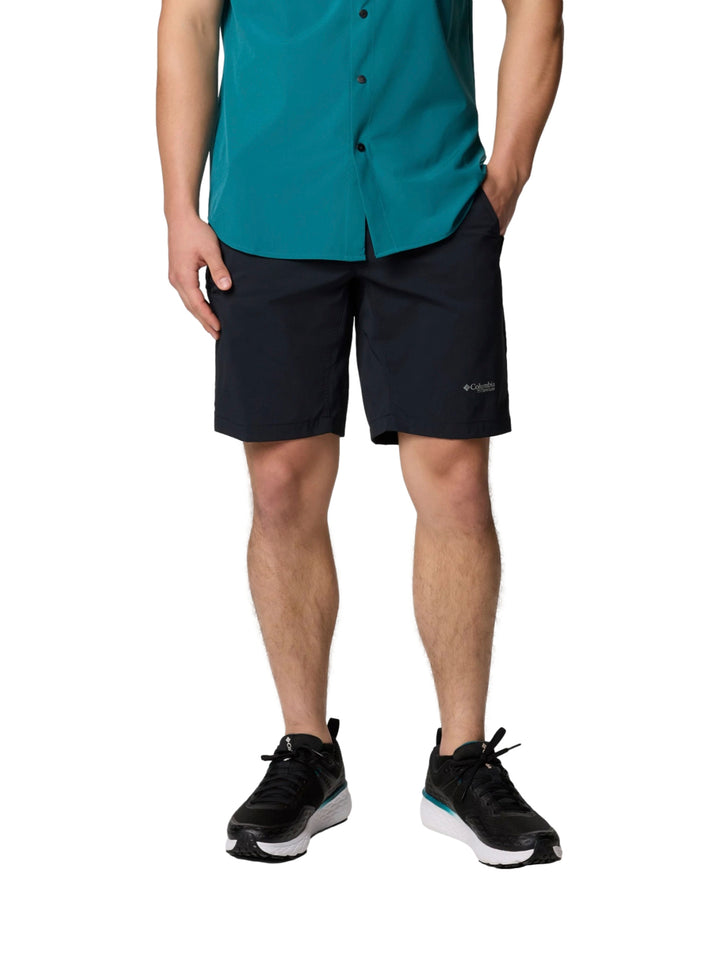 Hombre vistiendo shorts deportivos color negro de la marca Columbia.