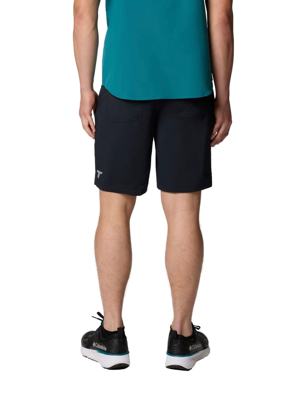 Hombre vistiendo shorts deportivos color negro de la marca Columbia.