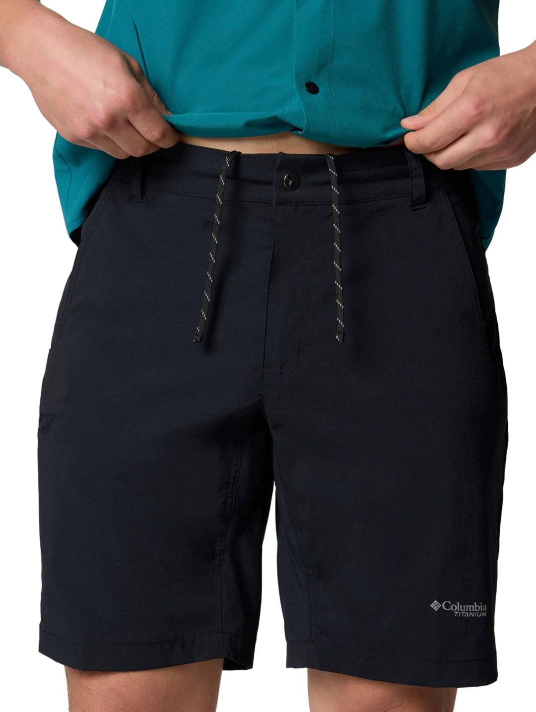 Hombre vistiendo shorts deportivos color negro de la marca Columbia.