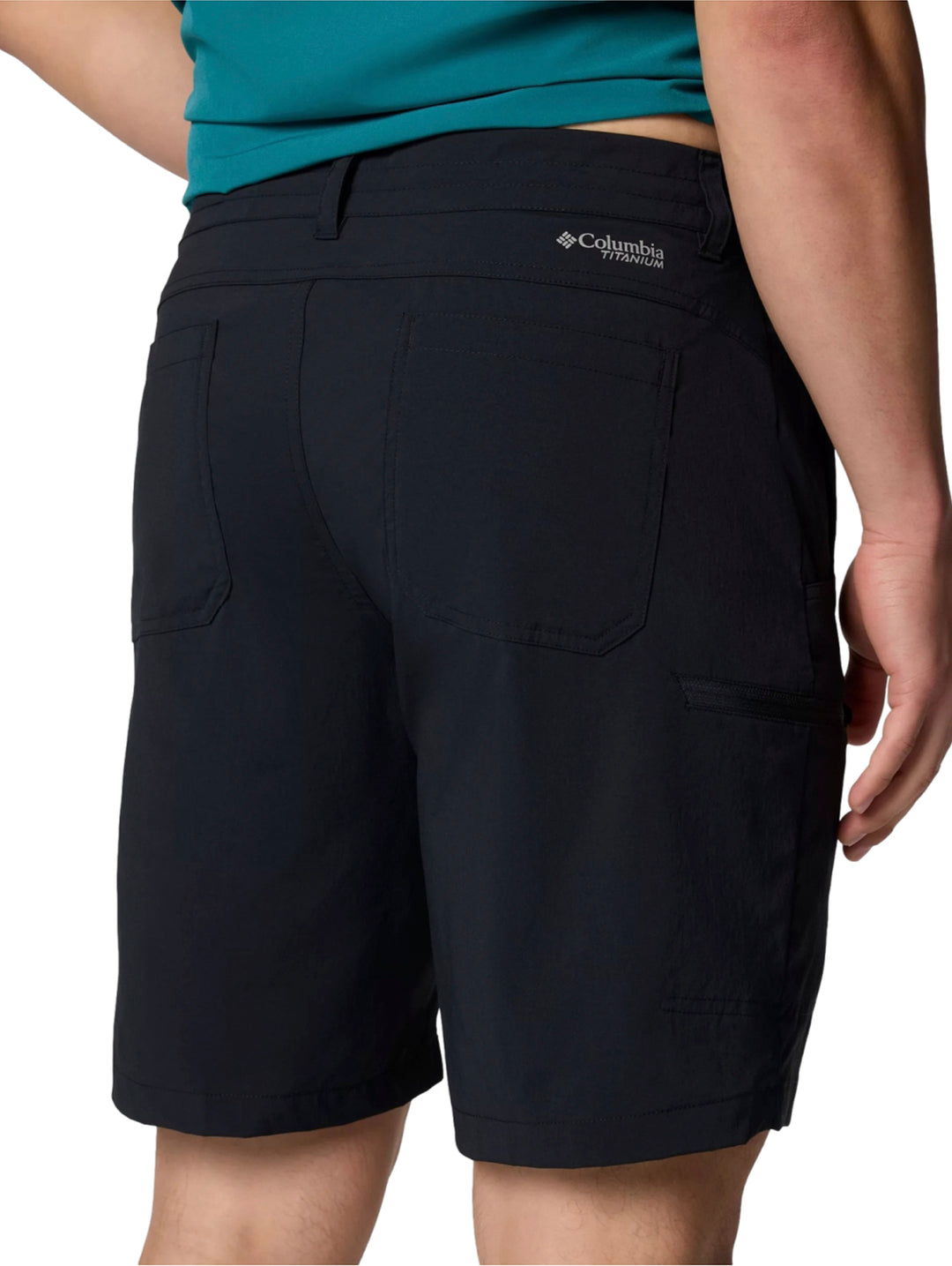 Hombre vistiendo shorts deportivos color negro de la marca Columbia.