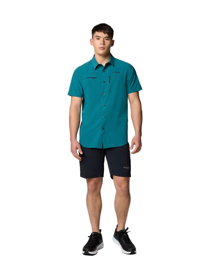 Hombre vistiendo shorts deportivos color negro de la marca Columbia.