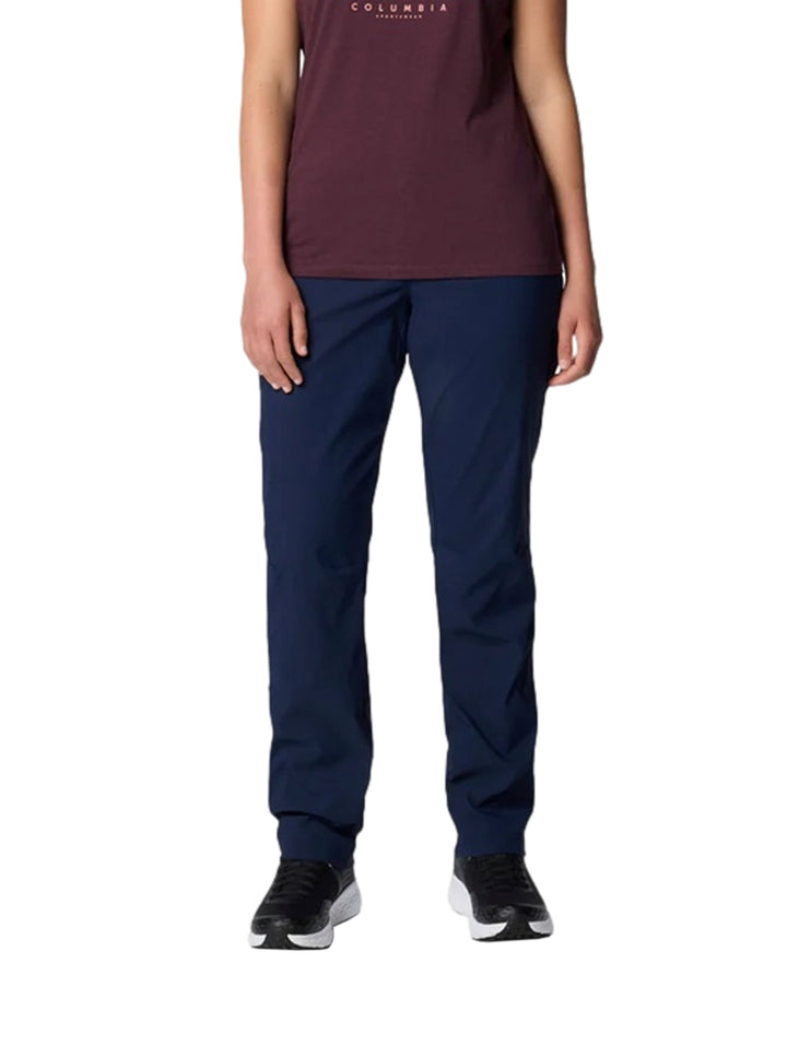 Pantalones Columbia Leslie Falls II color azul marino para actividades al aire libre.