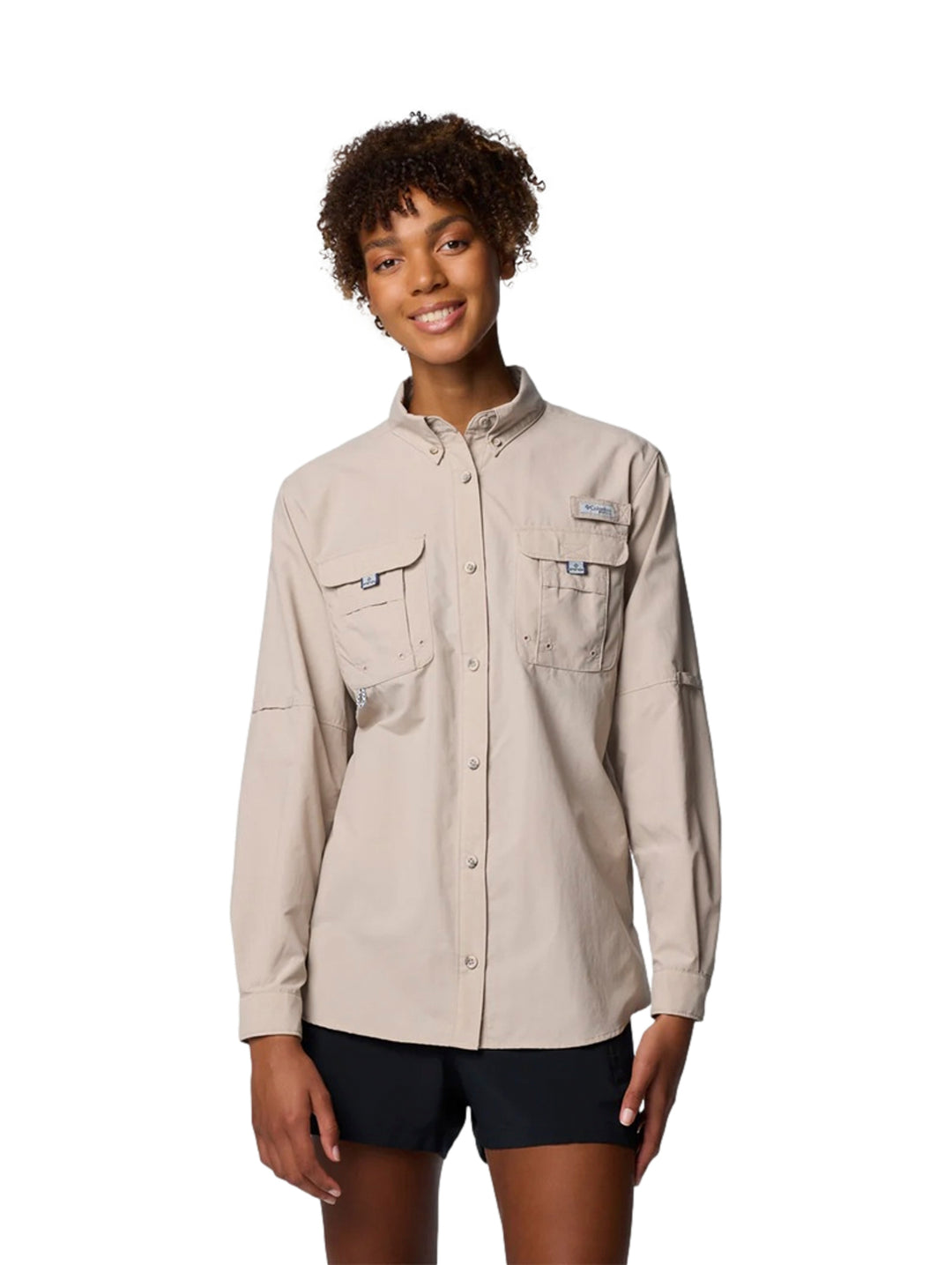 Camisa Columbia de manga larga color beige con bolsillos frontales para mujer.