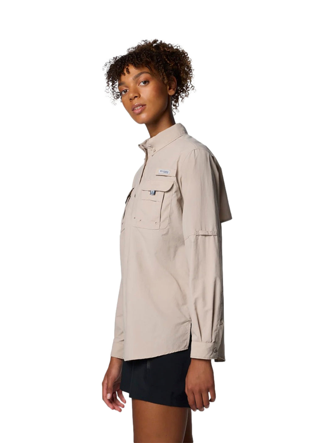 Camisa Columbia de manga larga color beige con bolsillos frontales para mujer.