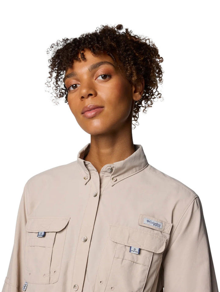 Camisa Columbia de manga larga color beige con bolsillos frontales para mujer.