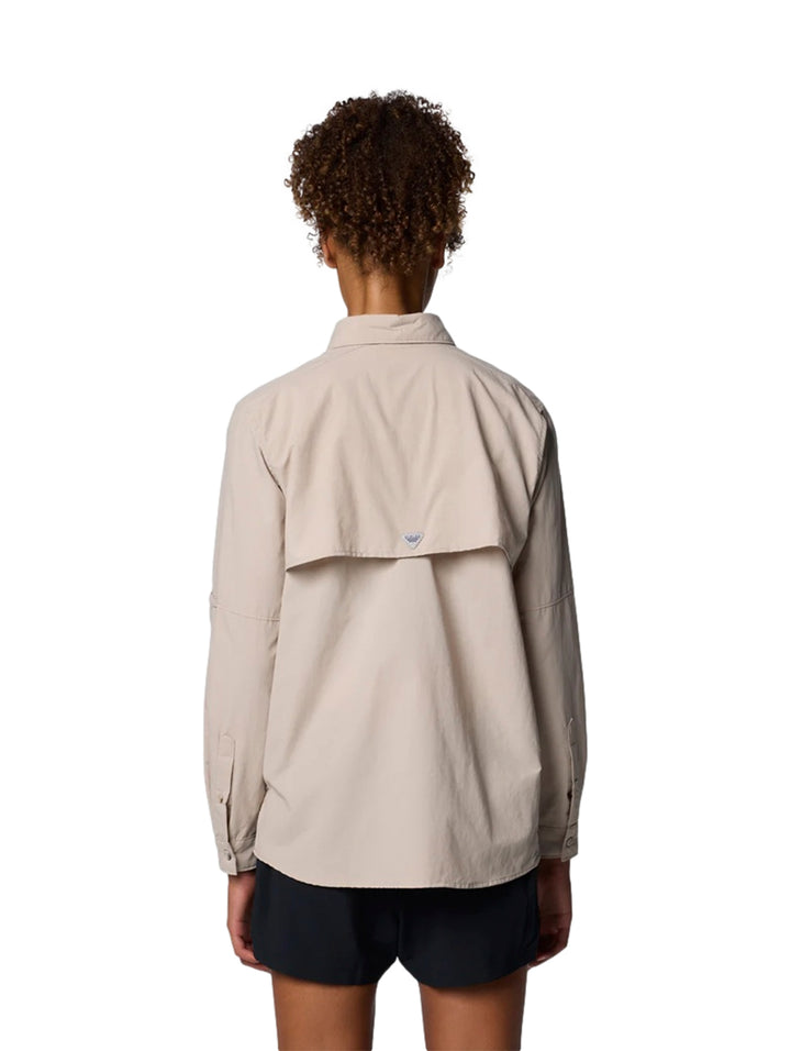 Camisa Columbia de manga larga color beige con bolsillos frontales para mujer.