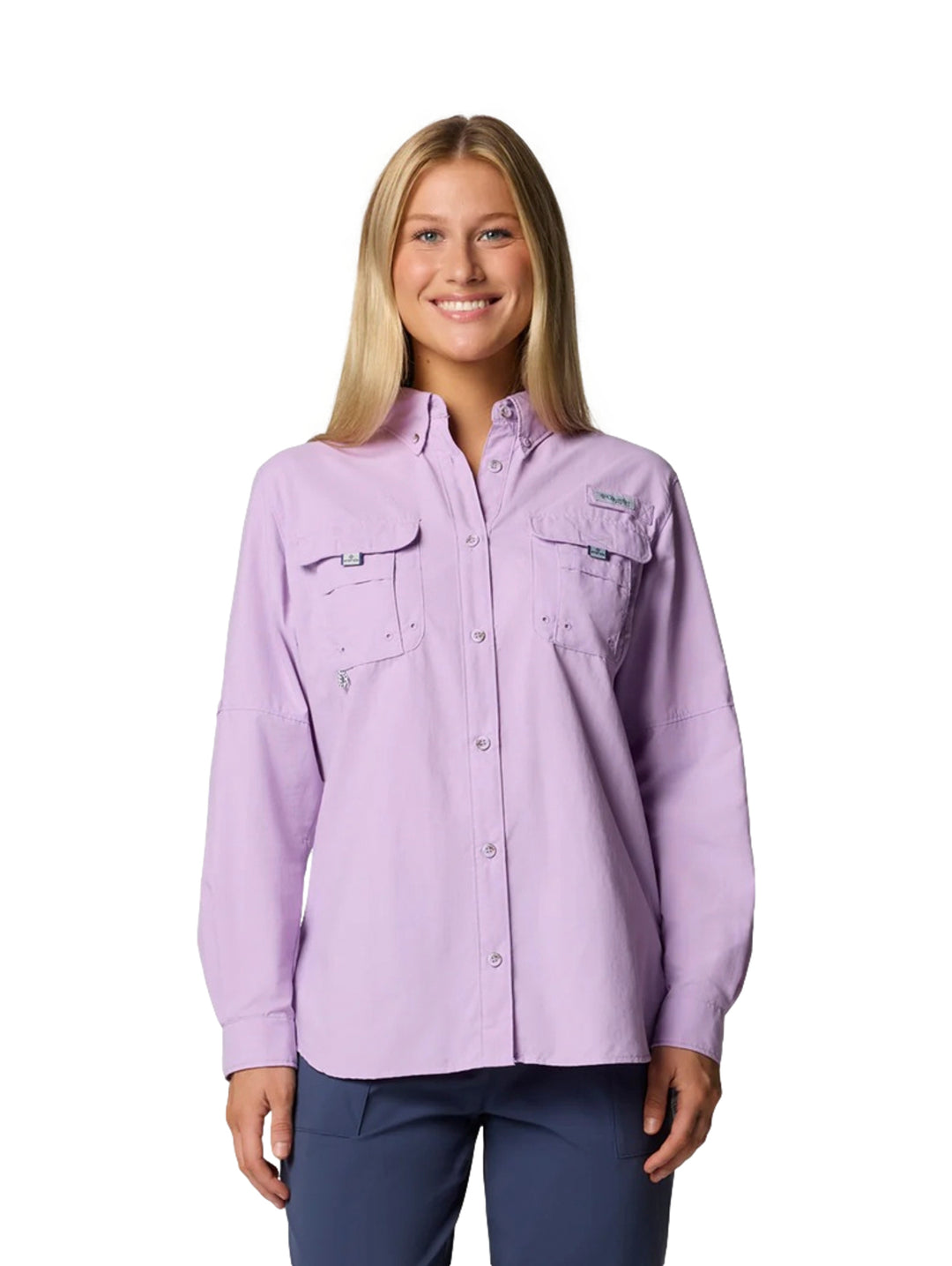 Mujer vistiendo una camisa Columbia PFG Bahama II de manga larga en color lila con bolsillos frontales.