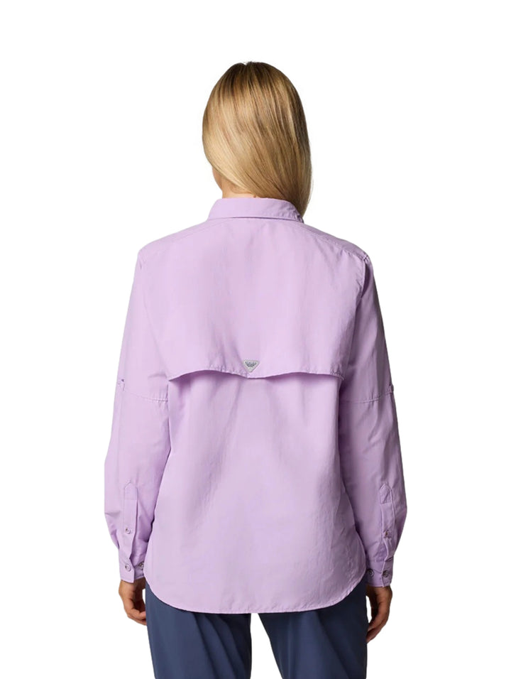 Mujer vistiendo una camisa Columbia PFG Bahama II de manga larga en color lila con bolsillos frontales.